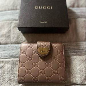 Authentic Vintage Gucci big old women’s wallet. Box not included.